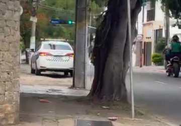 VEÍCULOS DA GUARDA MUNICIPAL DE CAMPOS DOS GOYTACAZES SÃO FLAGRADOS EM INFRAÇÃO NA CALÇADA.