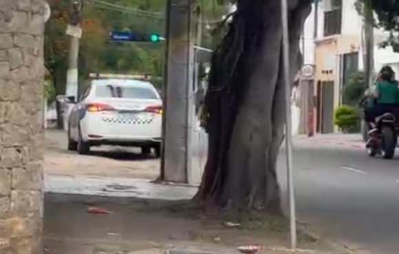 VEÍCULOS DA GUARDA MUNICIPAL DE CAMPOS DOS GOYTACAZES SÃO FLAGRADOS EM INFRAÇÃO NA CALÇADA.